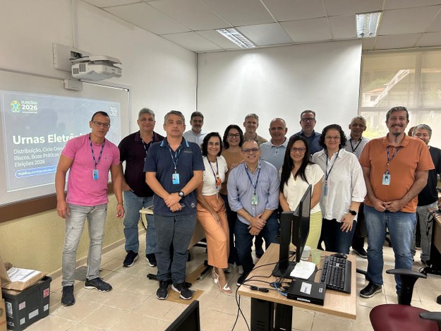 Coordenadores irão capacitar os auxiliares de eleições, auxiliar no treinamento dos chefes de ca...