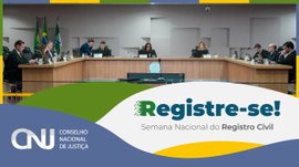 Foto oficial de uma sessão do Pleno do TRE-RN, com mesa em formato de U ocupada por magistrados ...