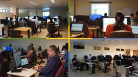 Montagem com quatro fotografias de um ambiente de capacitação em laboratório de informática. As ...