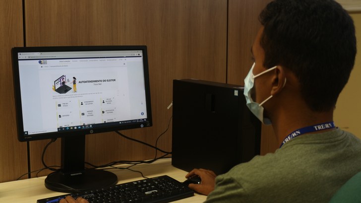 Faltam 15 dias para tirar, regularizar e transferir o título de eleitor Prazo vai até dia 4 de maio. Operações podem ser feitas on-line no Portal do TSE