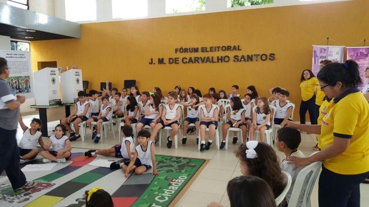 Futuros eleitores continuam visitando o Fórum de Natal
