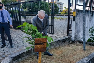 Desembargador Gilson Barbosa realiza plantio para celebrar o início da primavera