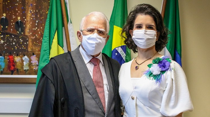 Posse da juíza Adriana Magalhães Foto do des. Gilson e a juíza Adriana