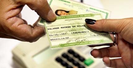 TRE-BA- Título de eleitor Foto com urna eletrônica, além de título e identidade de eleitor que acompanhou matéria sobre tí...