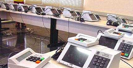 TRE-MT Urnas Eletrônicas na bancada de teste Urnas Eletrônicas na bancada de teste