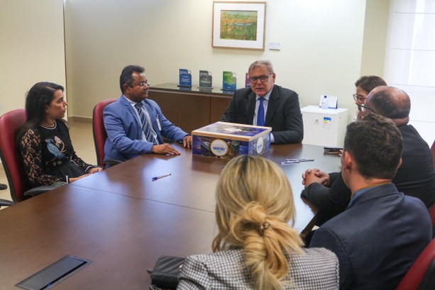 TRE-RN assina acordo de cooperação para projeto Câmara Mirim 18 estudantes locais serão eleitos jovens parlamentares para propor projetos de lei durante mand...