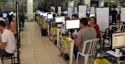 Foto do atendimento durante o precesso de recadastramento biométrico/biometria do Tribunal Regio...
