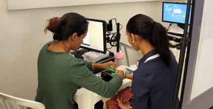 TRE-RN Atendimento biometria foto 3 Foto do atendimento durante o precesso de recadastramento biométrico/biometria do Tribunal Regio...