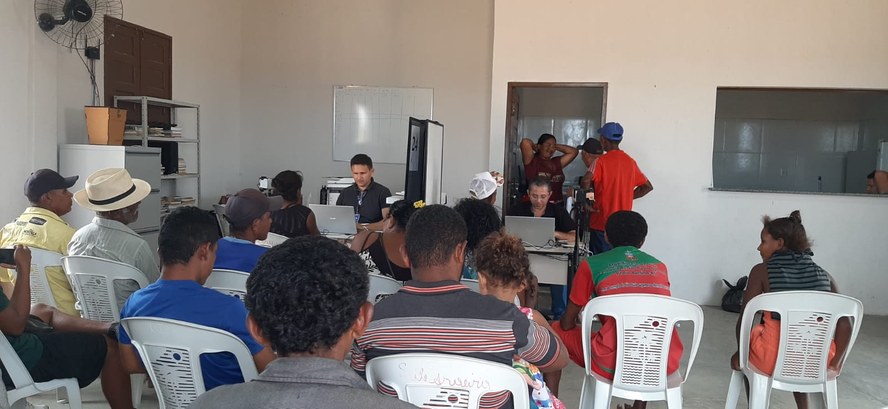 Servidores do cartório da 17ª Zona Eleitoral - Lajes realizaram hoje ação de atendimento eleitor...