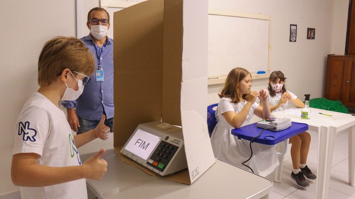 TRE-RN realiza o projeto "Eleitor do Futuro" no Complexo de Ensino Noilde Ramalho Alunos do ensino fundamental e médio participam de votação para eleger o novo grêmio estudantil