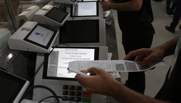 Urnas para o 2º turno das Eleições começam a ser preparadas no Coje Procedimento de carga das máquinas será realizado até o dia 25/10