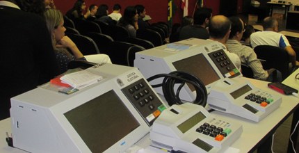 Votação eletrônica paralela da Justiça Eleitoral baiana atesta a confiabilidade das urnas no dia...
