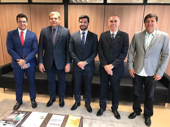 Daniel Maia tomou posse como juiz substituto do TRE-RN Presidente, corregedor e juízes posam ao lado do recém-empossado membro da corte