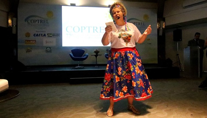 Servidora aposentada do TRE-RN abrilhanta o 77º Coptrel com apresentação cultural Fátima Régis fez uma apresentação baseada na literatura de Cordel
