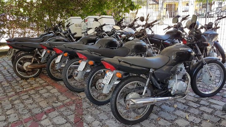 Foto das motocicletas de cor preta que serão doadas pelo TRE/RN a outros órgãos públicos