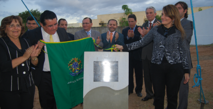 TRE_RN Lançamento pedra fundamental apodi Imagem do descerramento da placa referente à pedra fundamental do cartório eleitoral de Apodi.