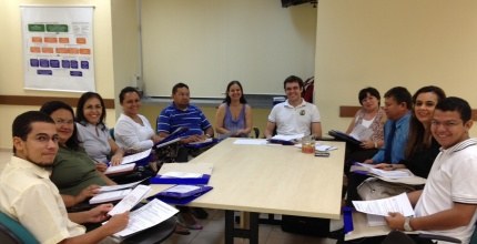 TRE-RN Reunião EJE Imagem de representantes das escolas participantes do programa "Eleitor do Futuro" reunidos com ...