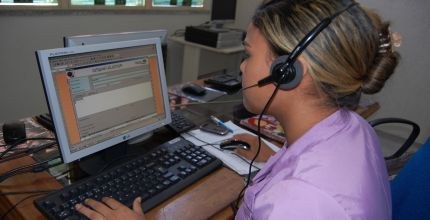 TRE-RR - Disque-Eleitor Servidora atende telefone no Disque-Eleitor