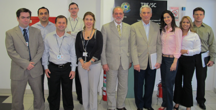 TRERN_Corregedor visita TRESC Imagem da equipe de trabalho da CRE/RN e do TRE/SC