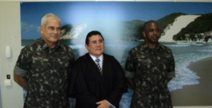 TRERN_Des. Saraiva com comandantes do Exército Imagem do desembargador Saraiva, no centro, ladeado pelos comandantes do Exército