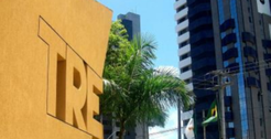 Imagem do nome TRE, na fachada do forum eleitoral da capital