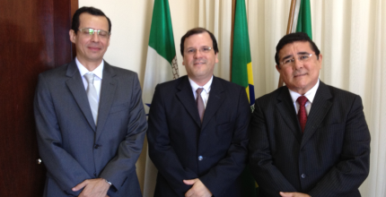 TRERN_juiz Sérgio Maia Imagem da posse do juiz Sergio Maia, ladeado pelo DG substituto Iaperi Arbocz (à esquerda) e des...