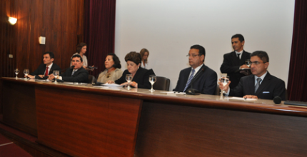 Imagem da mesa de autoridades da solenidade ocorrida no TRT21ª Região, para assinatura de convên...